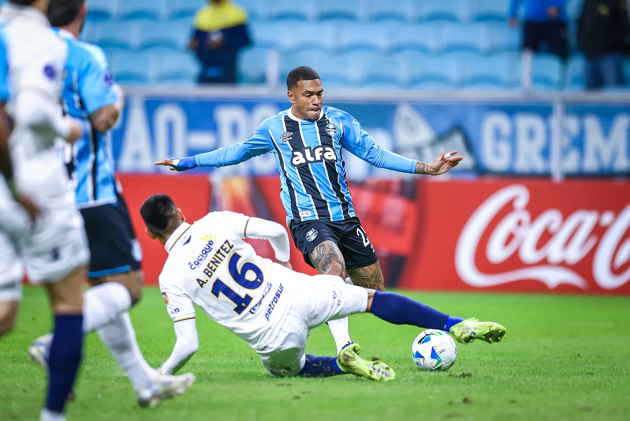 Comentarista chama a atenção para a situação do gramado da Arena: "Está acabando" Gramado da Arena do Grêmio