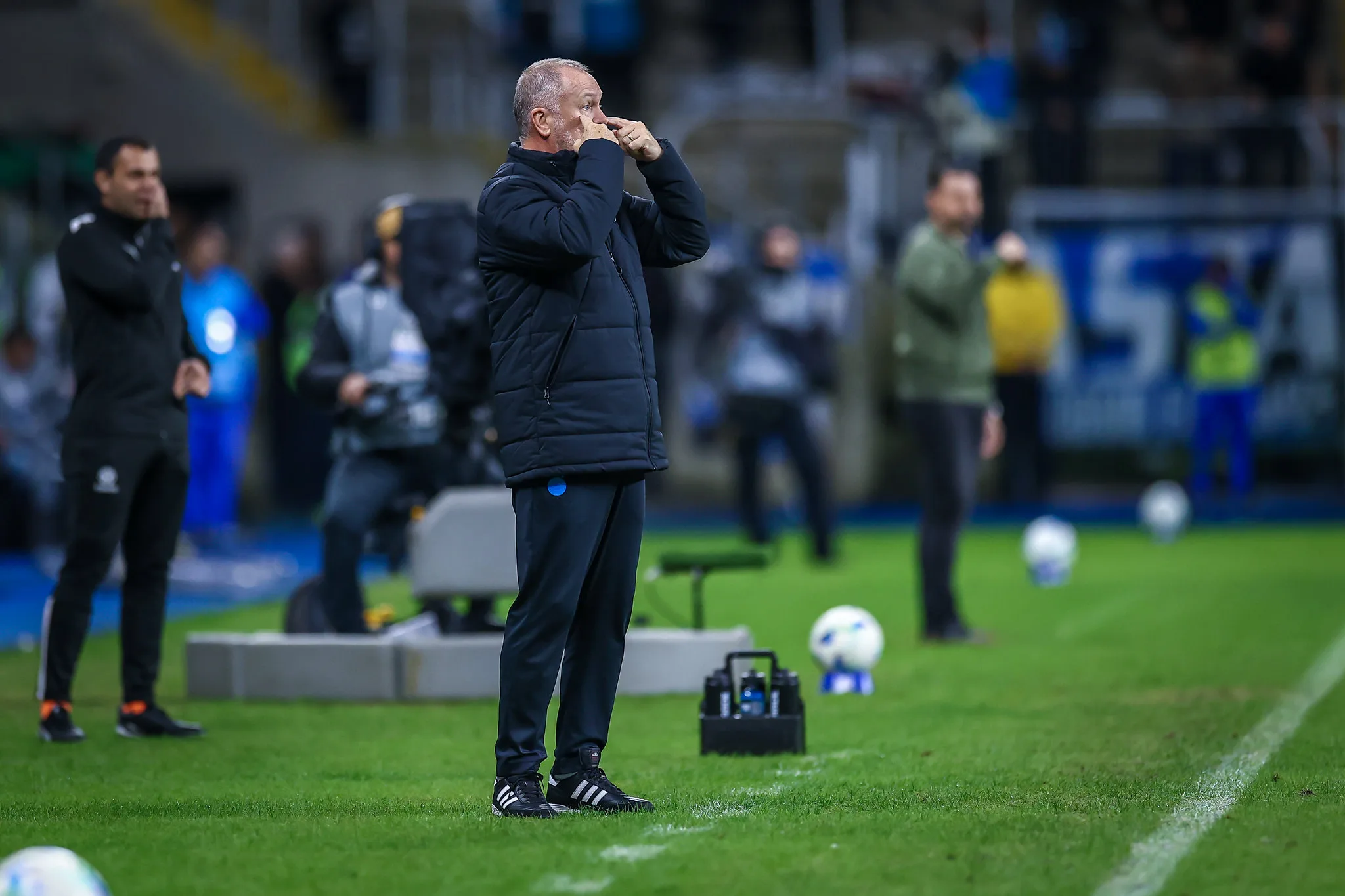 Repórter cobra desempenho e interesse do Grêmio, mas Mano rebate: "Não concordo em nada" Mano Menezes pelo Grêmio