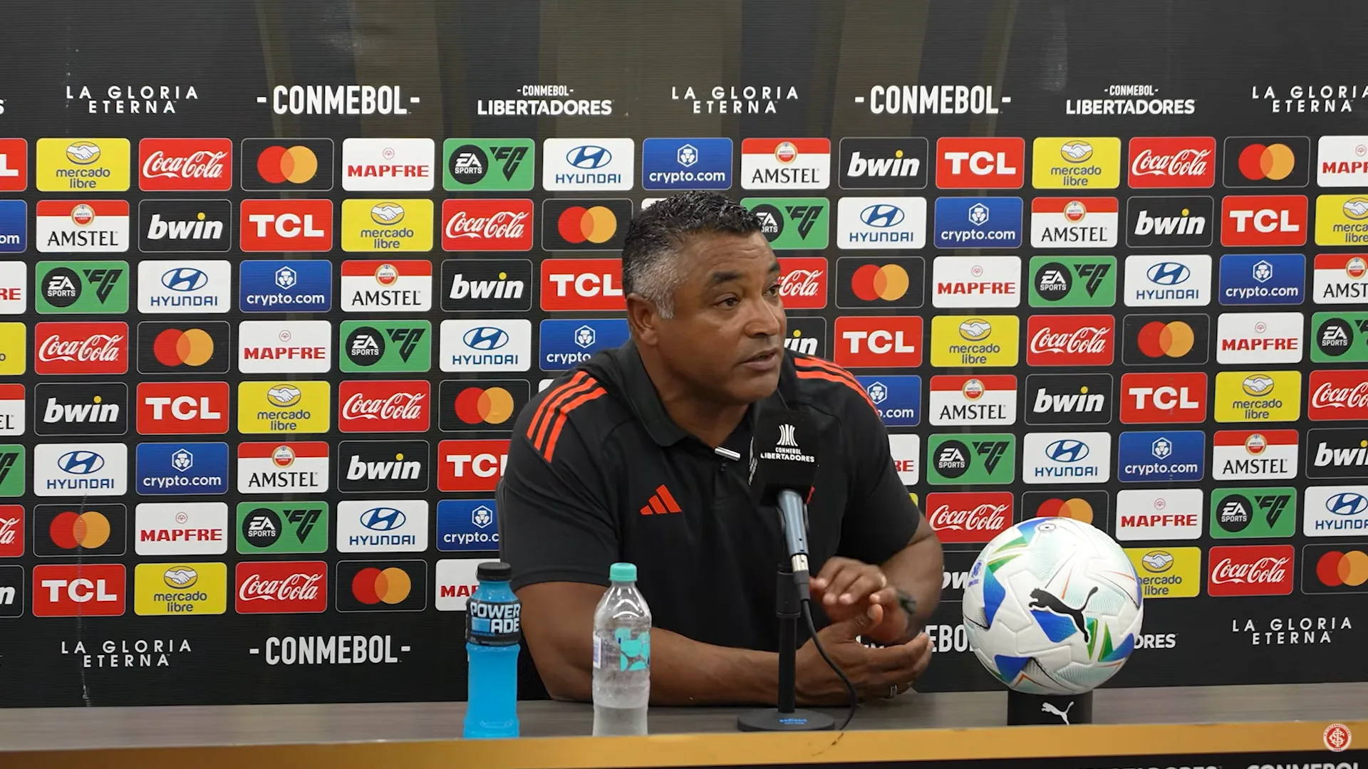 "Não concordo com tua avaliação": a opinião que Roger rebateu depois da derrota do Inter Roger Machado, entrevista de imprensa após a derrota do Inter por 3x1 para o Atlético Nacional, na Colômbia (Foto: YouTube/Inter)