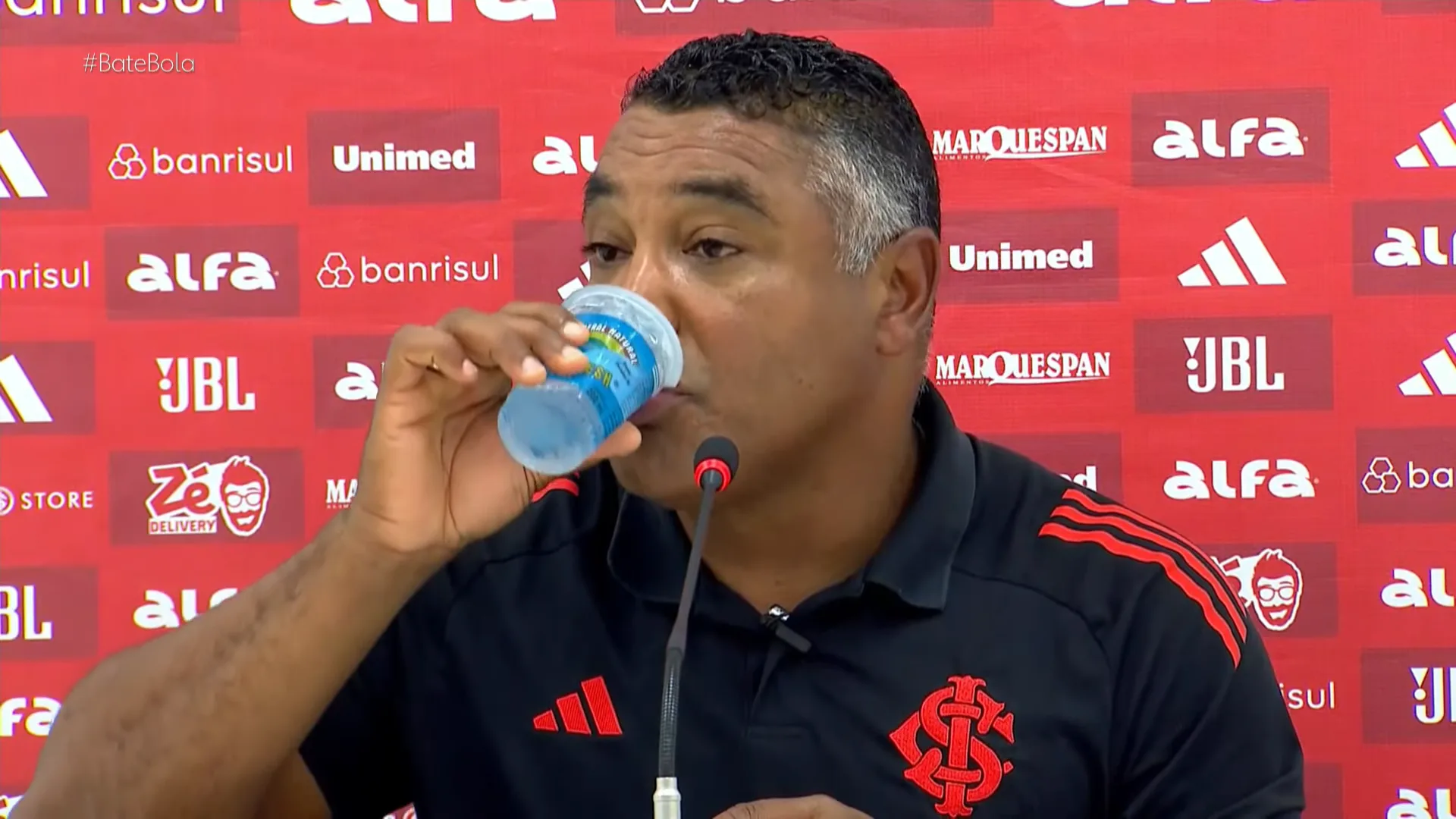 Dirigente do Inter defende Roger e se irrita com repórter: "Tu não tem esse direito" Roger Machado, comenta em entrevista coletiva a derrota do Inter por 4x0 para o Botafogo no Nilton Santos (Foto: Reprodução/GZH)