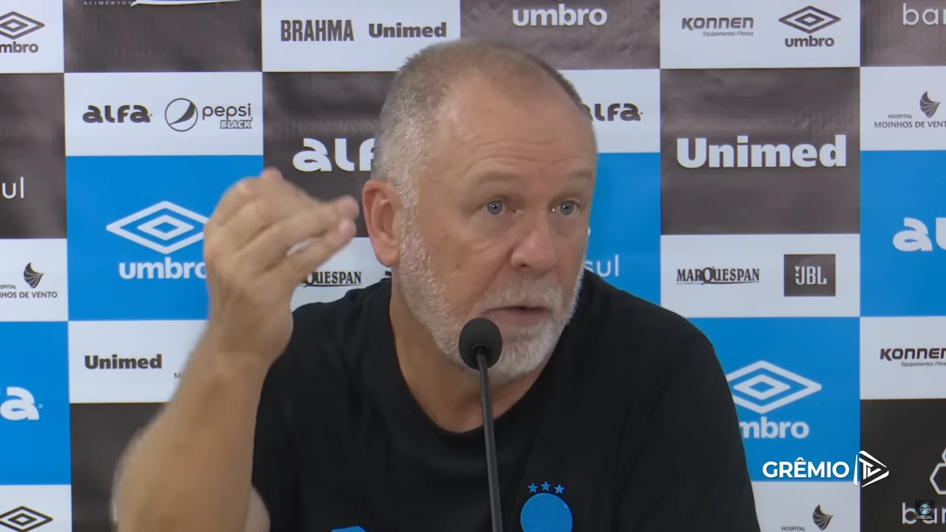 A crítica de Mano Menezes sobre o desempenho de Monsalve no Grêmio Mano Menezes, em entrevista coletiva de imprensa, após CSA 3x2 Grêmio - Brasileirão 2025 - Foto: YouTube/Grêmio TV