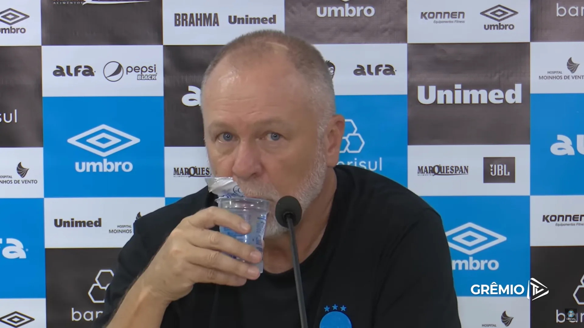 Protesto? Saiba como foi a chegada do Grêmio a Porto Alegre depois da derrota na Copa do Brasil Mano Menezes, em entrevista coletiva de imprensa, após CSA 3x2 Grêmio - Brasileirão 2025 - Foto: YouTube/Grêmio TV