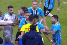Grêmio fora da Copa do Brasil - Arezo dá "peitaço" no juiz do jogo e é expulso da partida