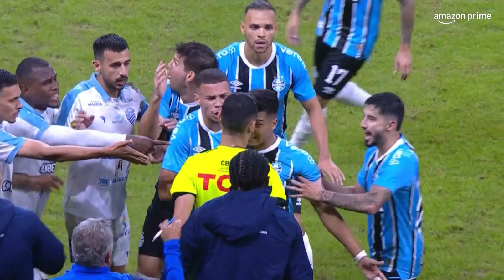 Eliminação do Grêmio tem peitaço de Arezo, gritos de "sem vergonha" e atrito de repórter com dirigente Grêmio fora da Copa do Brasil - Arezo dá "peitaço" no juiz do jogo e é expulso da partida