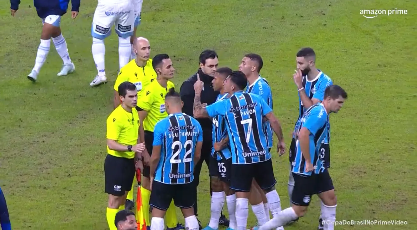 Pavón corre o risco de levar punição grave após atitude contra a arbitragem Pavón, camisa 7 do Grêmio, discutindo com arbitragem após o apito final contra o CSA, na Arena, válido pelo Campeonato Brasileiro 2025Foto: Reprodução/PrimeVídeo
