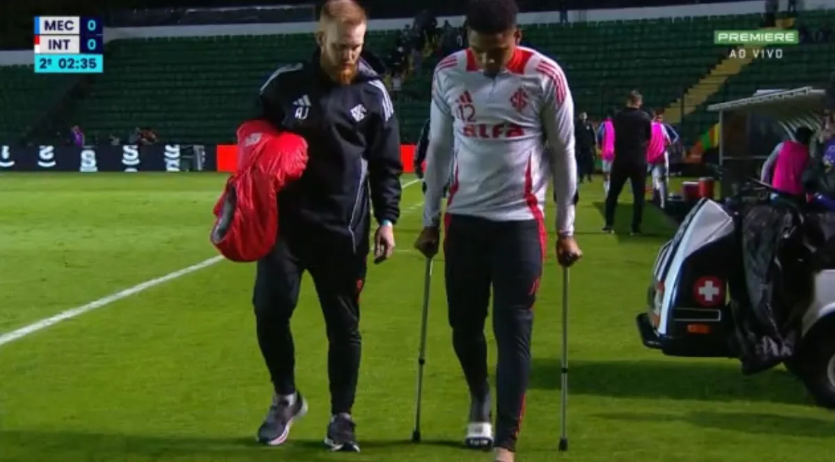 Victor Gabriel preocupa o Inter após lesão no tornozelo; tempo de recuperação pode ser longo Zagueiro do Inter, Victor Gabriel de muletas