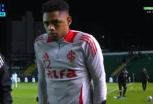 Zagueiro do Inter, Victor Gabriel de muletas