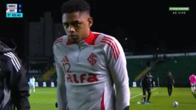 Zagueiro do Inter, Victor Gabriel de muletas