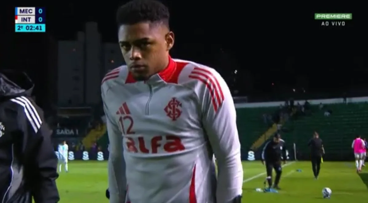 Victor Gabriel preocupa o Inter após lesão no tornozelo; tempo de recuperação pode ser longo Zagueiro do Inter, Victor Gabriel de muletas