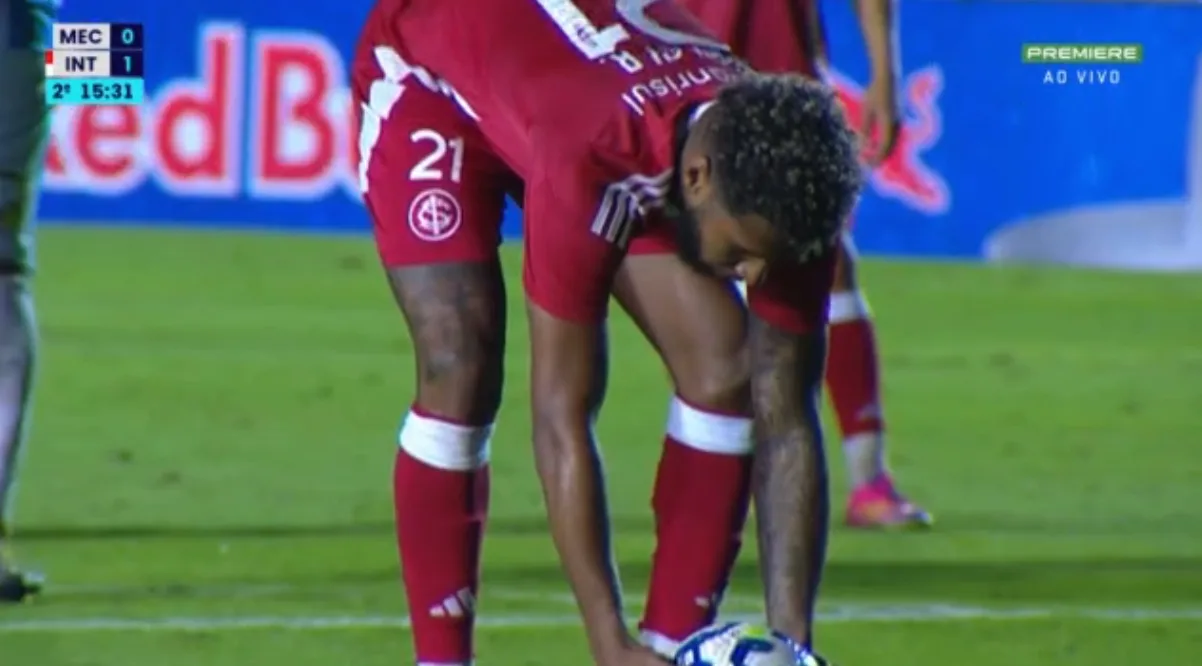 Roger admite alívio com gol de Wesley pelo Inter: "Eu estava torcendo tanto" Wesley se preparando para bater o pênalti contra o Maracanã, em partida pela Copa do Brasil 205