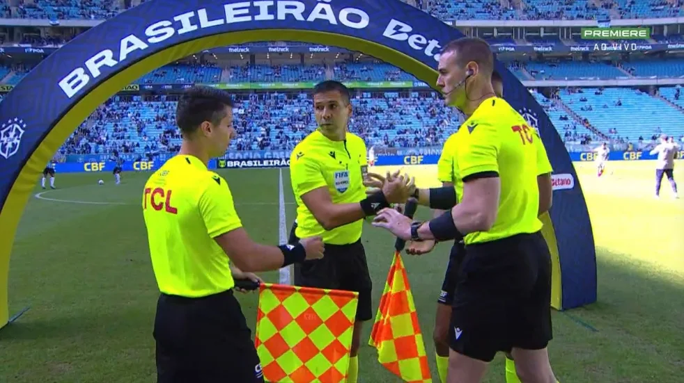 Mano Menezes analisa vitória do Grêmio e minimiza impacto da arbitragem Mano Menezes analisa vitória do Grêmio e minimiza impacto da arbitragem