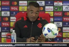 Roger Machado se atrapalha com celular ao buscar dados estatísticos e diverte coletiva