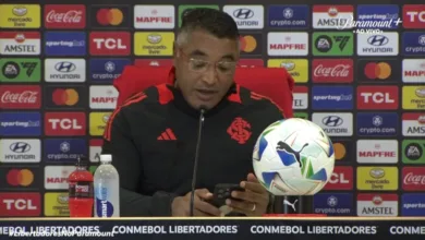 Roger Machado se atrapalha com celular ao buscar dados estatísticos e diverte coletiva