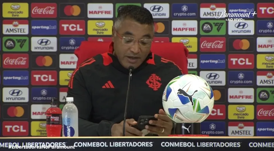Roger Machado se atrapalha com celular ao buscar dados estatísticos e diverte coletiva Roger Machado se atrapalha com celular ao buscar dados estatísticos e diverte coletiva