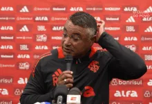 Roger Machado concede entrevista coletiva após a derrota do Inter fora de casa por 4x2 para o Corinthians, válido pelo Brasileirão 2025 Foto: Reprodução/YouTube/ TVInter