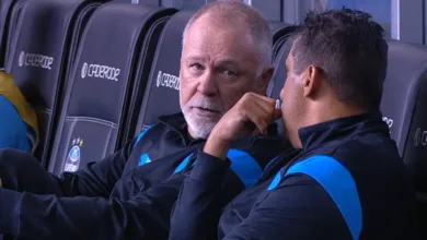 Elenco do Grêmio sente evolução e vibra com presença de Mano: "Grande estrategista" Mano Menezes, no empate do Grêmio em 1x1 contra o Bragantino na Arena (Foto: Reprodução/Premiere)