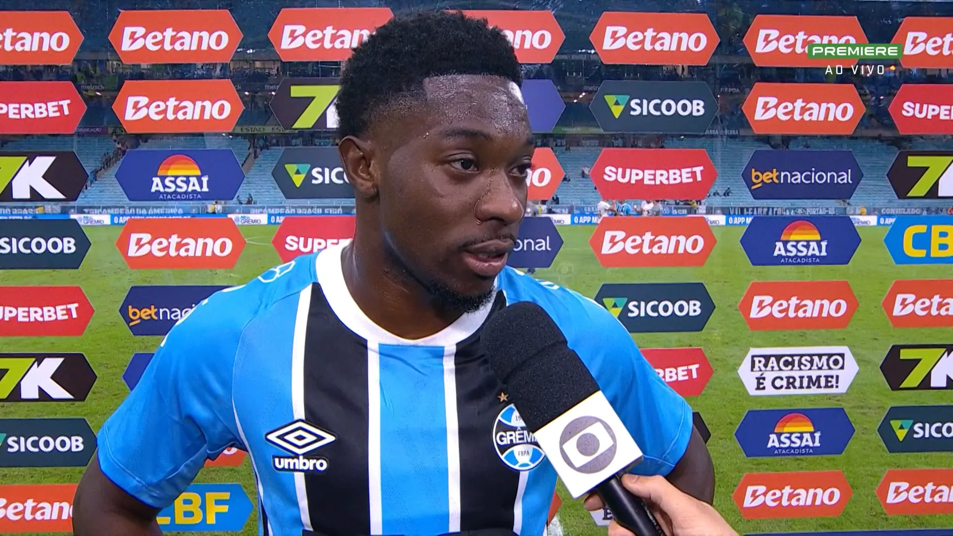 Amuzu celebra primeiro gol pelo Grêmio e aponta erro fatal do time para o empate Amuzu, no empate do Grêmio em 1x1 contra o Bragantino na Arena (Foto: Reprodução/Premiere)
