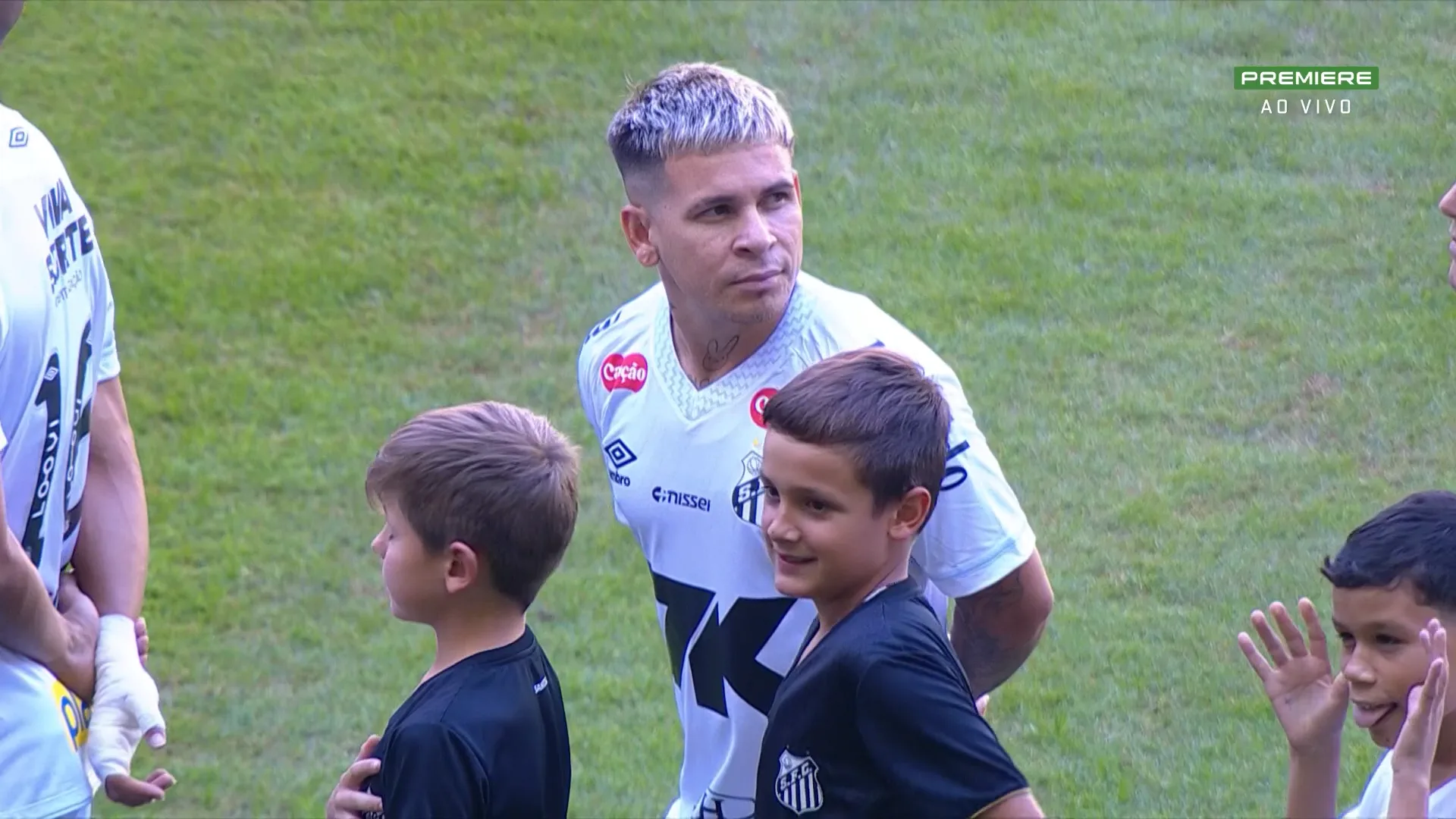 "Gosto muito": Soteldo visita vestiário do Grêmio pós-jogo e sai de lá com presente Soteldo na partida contra o Grêmio na Arena