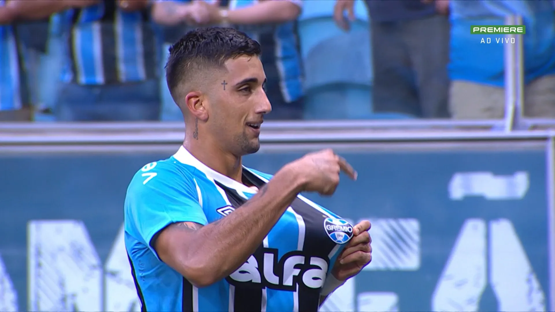 Jogador do Grêmio comemorando seu gol contra o Santos, válido pelo Campeonato Brasileiro 2025 Foto: Reprodução/Premiere