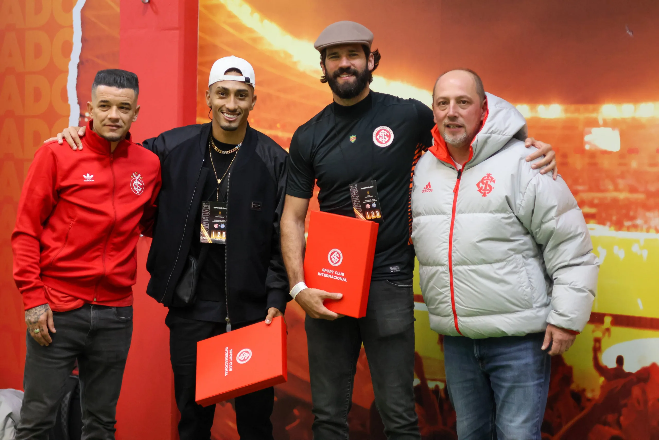 Alisson e Raphinha assistem vitória no Beira-Rio e recebem recado do Inter: "Casa de vocês" Inter