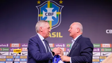 Felipão entregou a Ancelotti o manto de Zagallo Créditos: Rafael Ribeiro / CBF