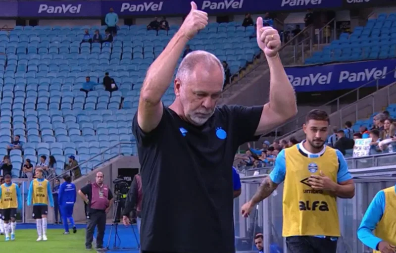 Os dois gestos de Mano Menezes para a torcida no 1° tempo de Grêmio x Bragantino Técnico Mano Menezes sabe da importância de fazer o Grêmio evoluir na atual temporada, especialmente no Brasileirão.
