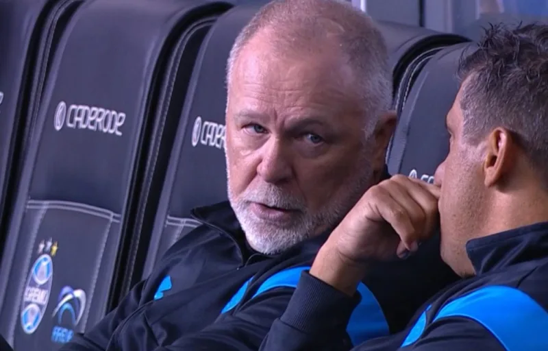 Nathan, Monsalve ou Cristaldo? Mano indica o titular do Grêmio para terça-feira Mano Menezes durante Grêmio 1x1 Bragantino