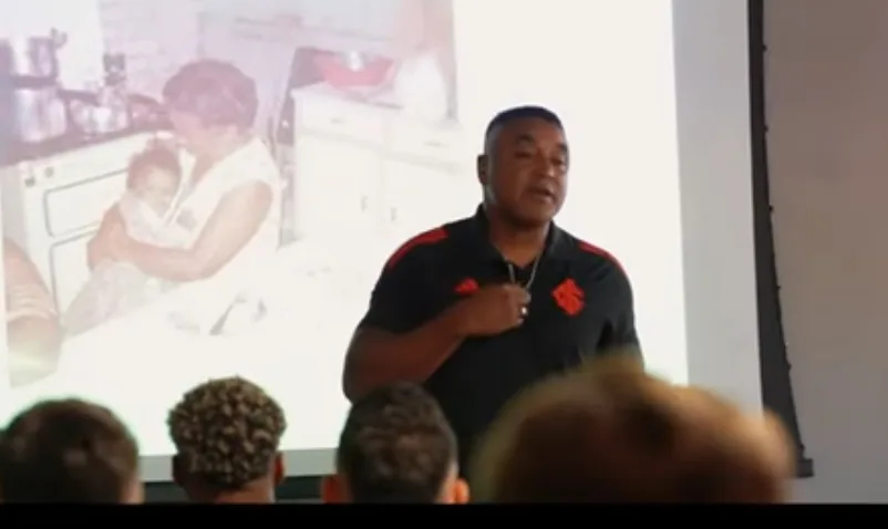 Roger revela aposta antiga da mãe de criação e se emociona: "Tu vai treinar o Inter" Roger Machado pelo Inter