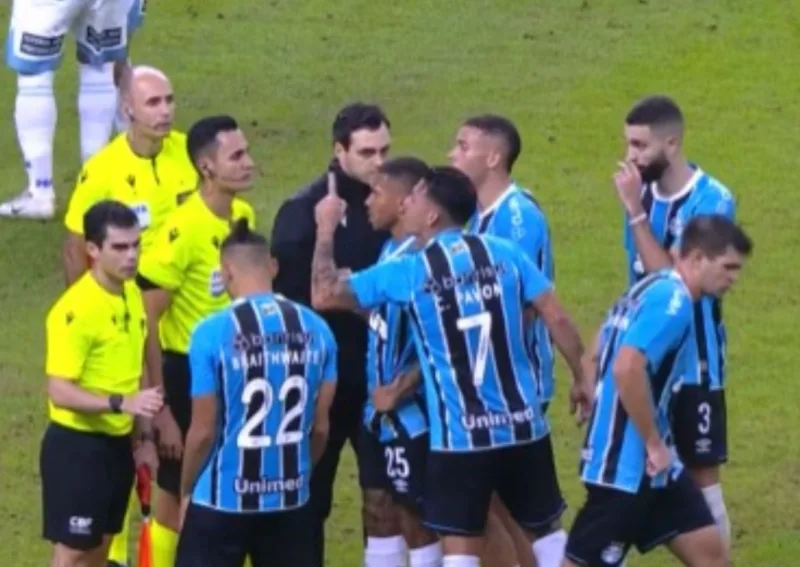 O motivo que fez Pavón ter que se explicar aos policiais após a queda do Grêmio O motivo que fez Pavón ter que se explicar aos policiais após a queda do Grêmio