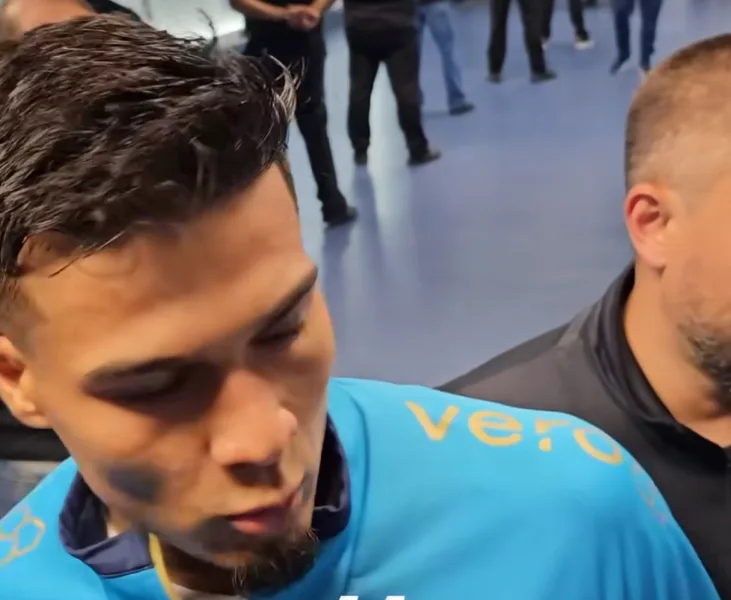 Expulso, Arezo se desculpa, mas é retirado de entrevista por funcionário do Grêmio