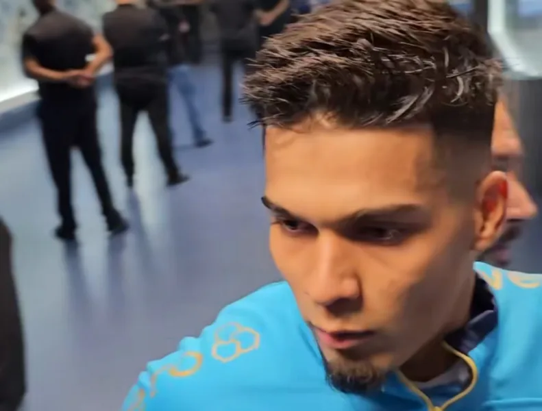 Expulso, Arezo se desculpa, mas é retirado de entrevista por funcionário do Grêmio