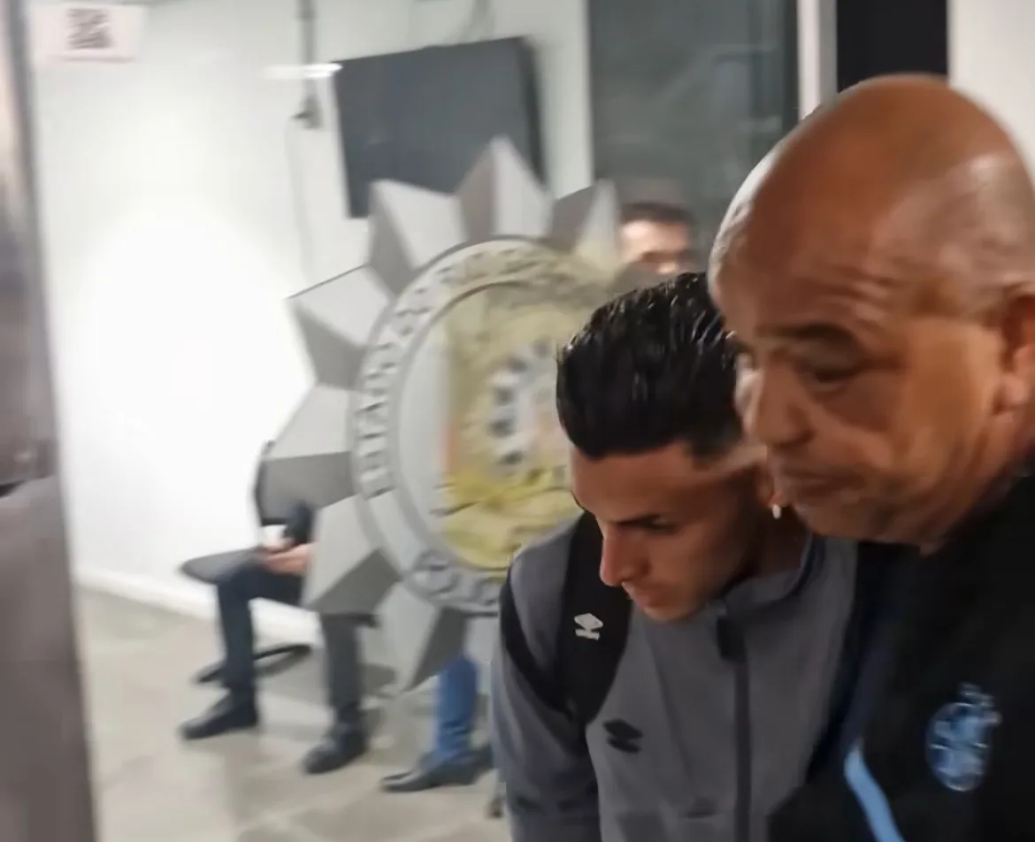 Súmula de Grêmio x CSA relata cuspe de Pavón e indica quem atirou nota de 2 reais Grêmio caiu para o CSA