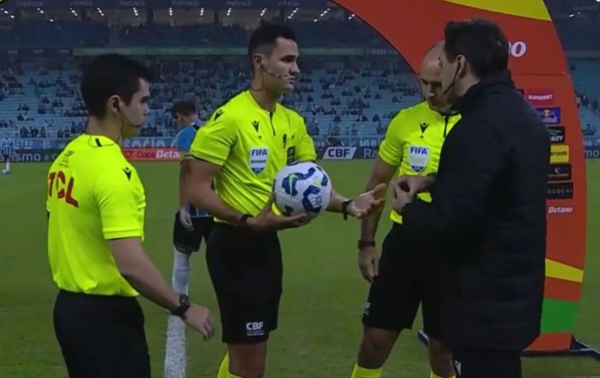 O dirigente do Grêmio que jogou nota de 2 reais e chamou o árbitro de "bandido sem vergonha" Arbitragem revoltou o Grêmio