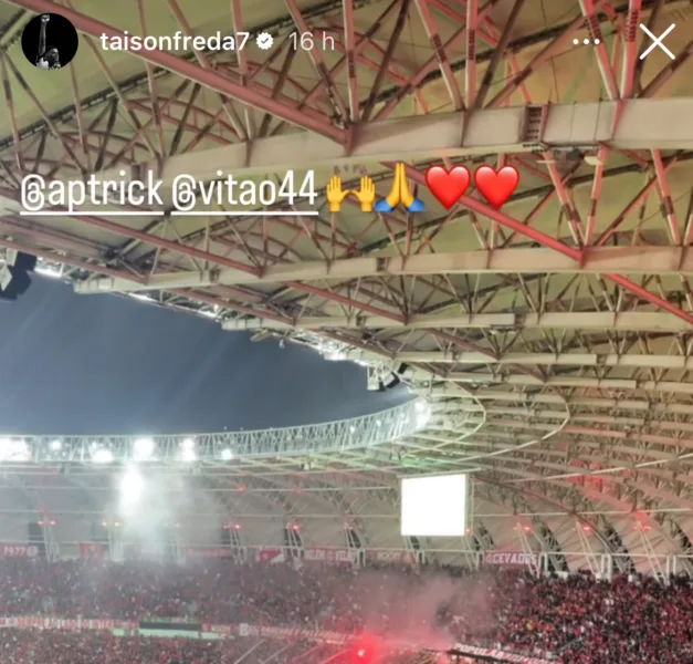 Taison vai ao Beira-Rio em vitória do Inter, cita dois jogadores e celebra: "Que atmosfera"