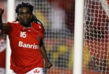 Tinga, ex-Inter - derrubado na área em Corinthians x Inter, no Pacaembú. Válido pelo Brasileirão de 2005. Foto: Arquivo Inter