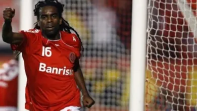 Tinga, ex-Inter - derrubado na área em Corinthians x Inter, no Pacaembú. Válido pelo Brasileirão de 2005. Foto: Arquivo Inter