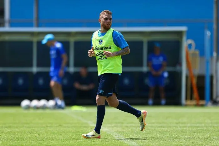 O motivo que faz Cuéllar ficar de fora da partida do Grêmio contra o Bragantino na Arena Cuéllar, treinando no CT do grêmio