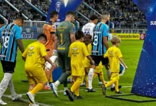 Grêmio entrando em campo para o duelo contra o Godoy Cruz, válido pela Sul Americana 2025