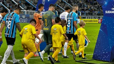 Grêmio entrando em campo para o duelo contra o Godoy Cruz, válido pela Sul Americana 2025