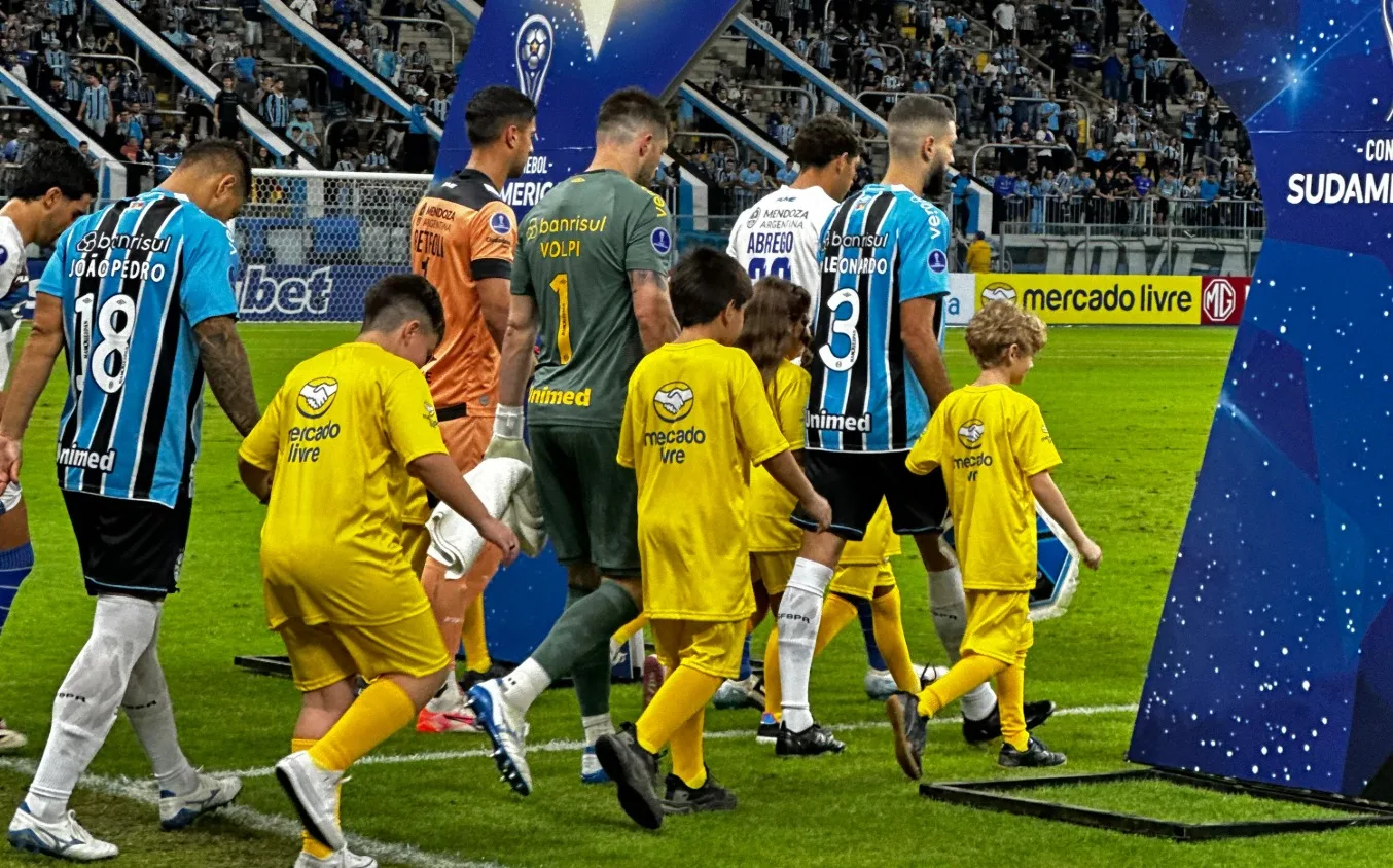 Grêmio entrando em campo para o duelo contra o Godoy Cruz, válido pela Sul Americana 2025