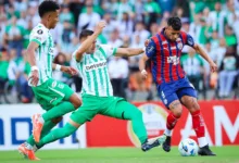Jogadores de Atlético Nacional e Bahia em seu confronto, pela 5ª rodada da fase de grupos da Libertadores 2025