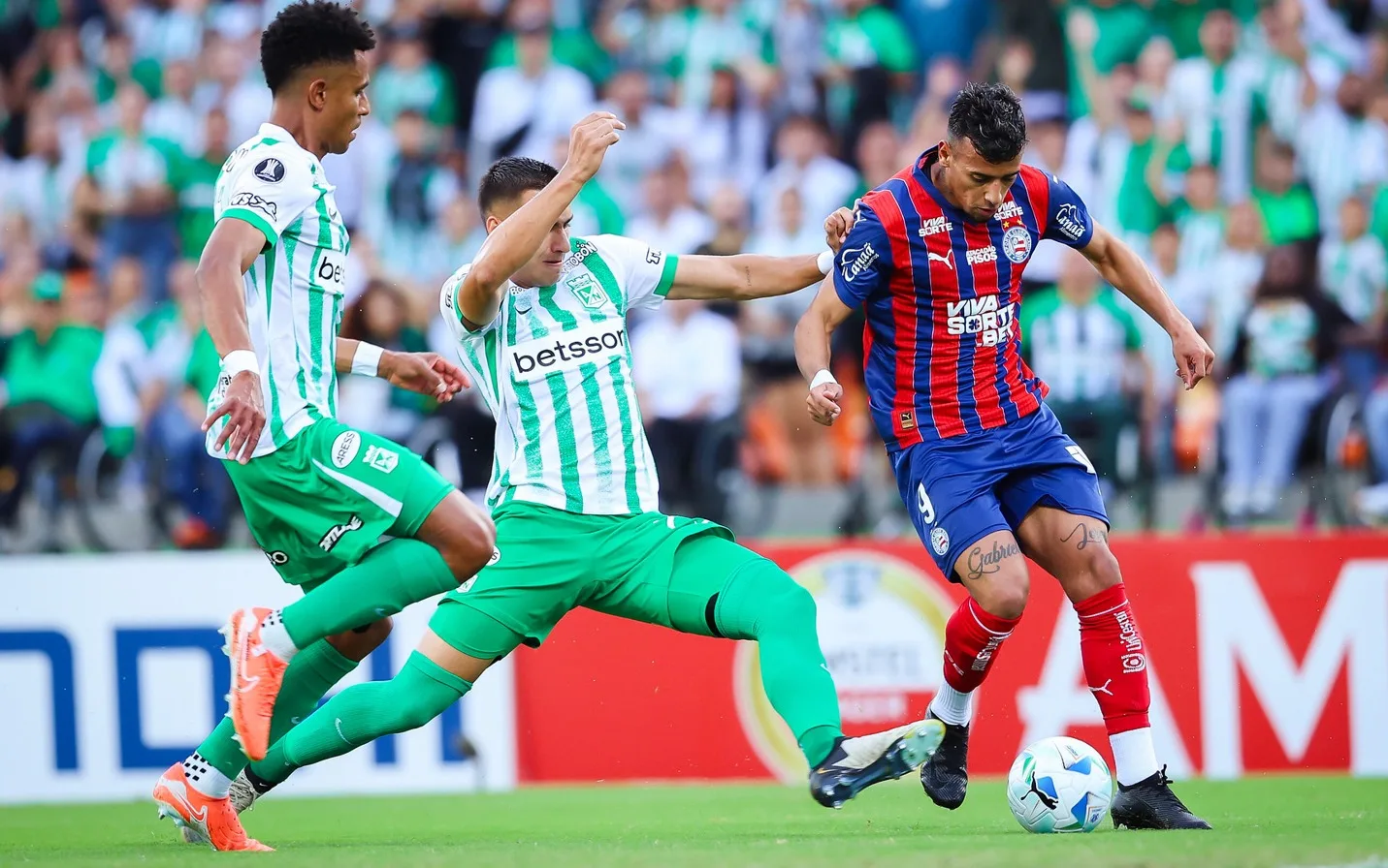 Atlético Nacional e Bahia fazem jogo polêmico e embolam de vez o grupo do Inter Jogadores de Atlético Nacional e Bahia em seu confronto, pela 5ª rodada da fase de grupos da Libertadores 2025
