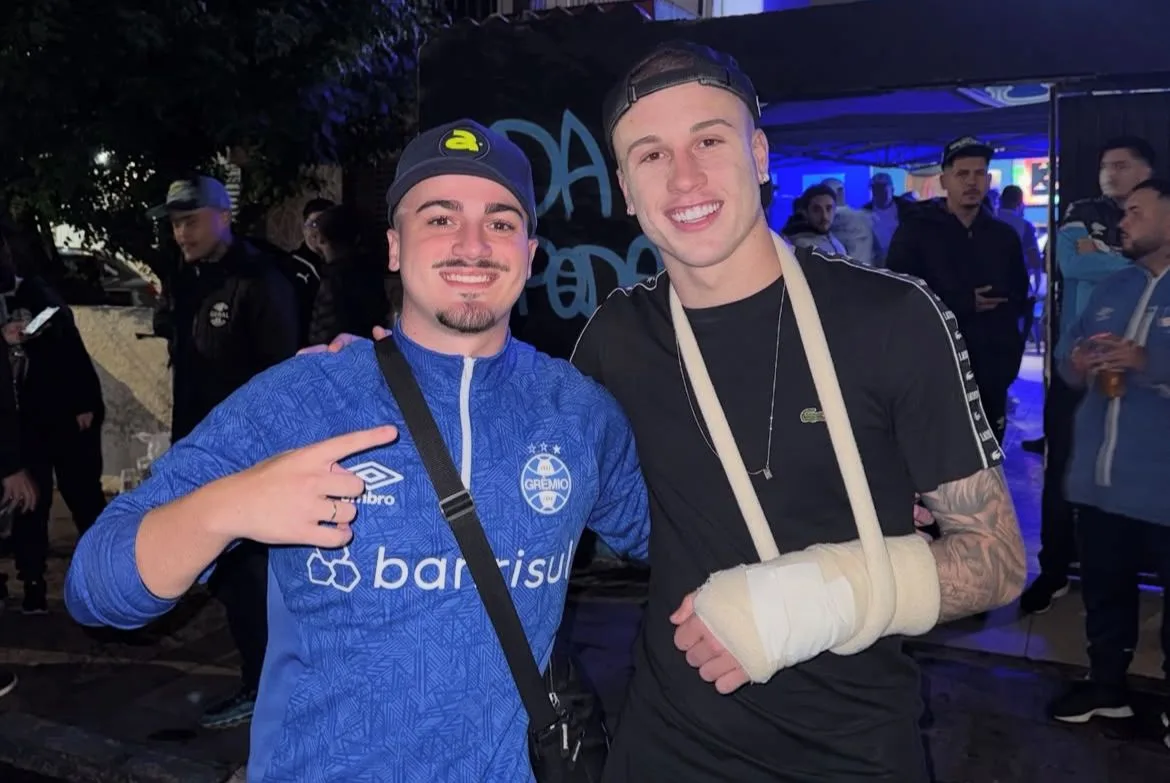 Lesionado, Igor Serrote aparece na Arena e interage com torcedores do Grêmio Igor Serrote, mesmo com o braço quebrado, enfaixado, comparece à Arena do Grêmio para apoiar o clube