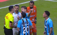 Kannemann, camisa 4 do Grêmio, discutindo com arbitragem após lance de gol anulado contra o CSA, na Arena, válido pelo Campeonato Brasileiro 2025