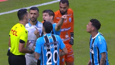 "Vai olhar": novo vídeo mostra como Kannemann saiu do sério com a arbitragem Kannemann, camisa 4 do Grêmio, discutindo com arbitragem após lance de gol anulado contra o CSA, na Arena, válido pelo Campeonato Brasileiro 2025