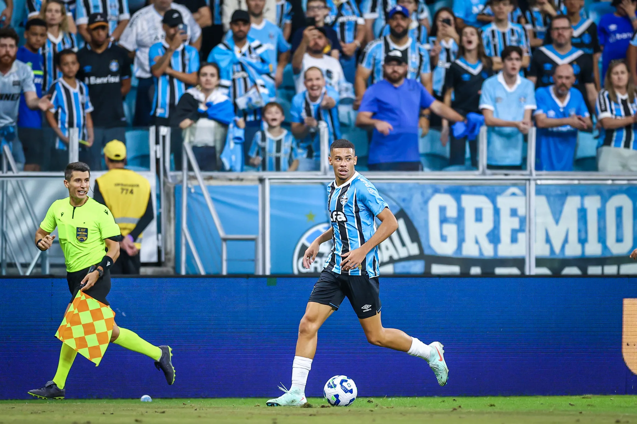 Grêmio publica comunicado oficial sobre Alysson após jovem se destacar contra o Santos Alysson brilhou pelo Grêmio