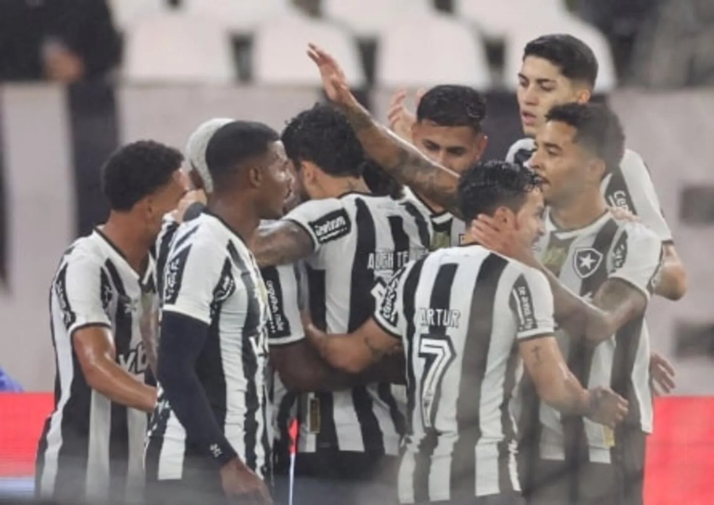 Ex-jogadores do Grêmio tiram onda e brilham na goleada do Botafogo sobre o Inter