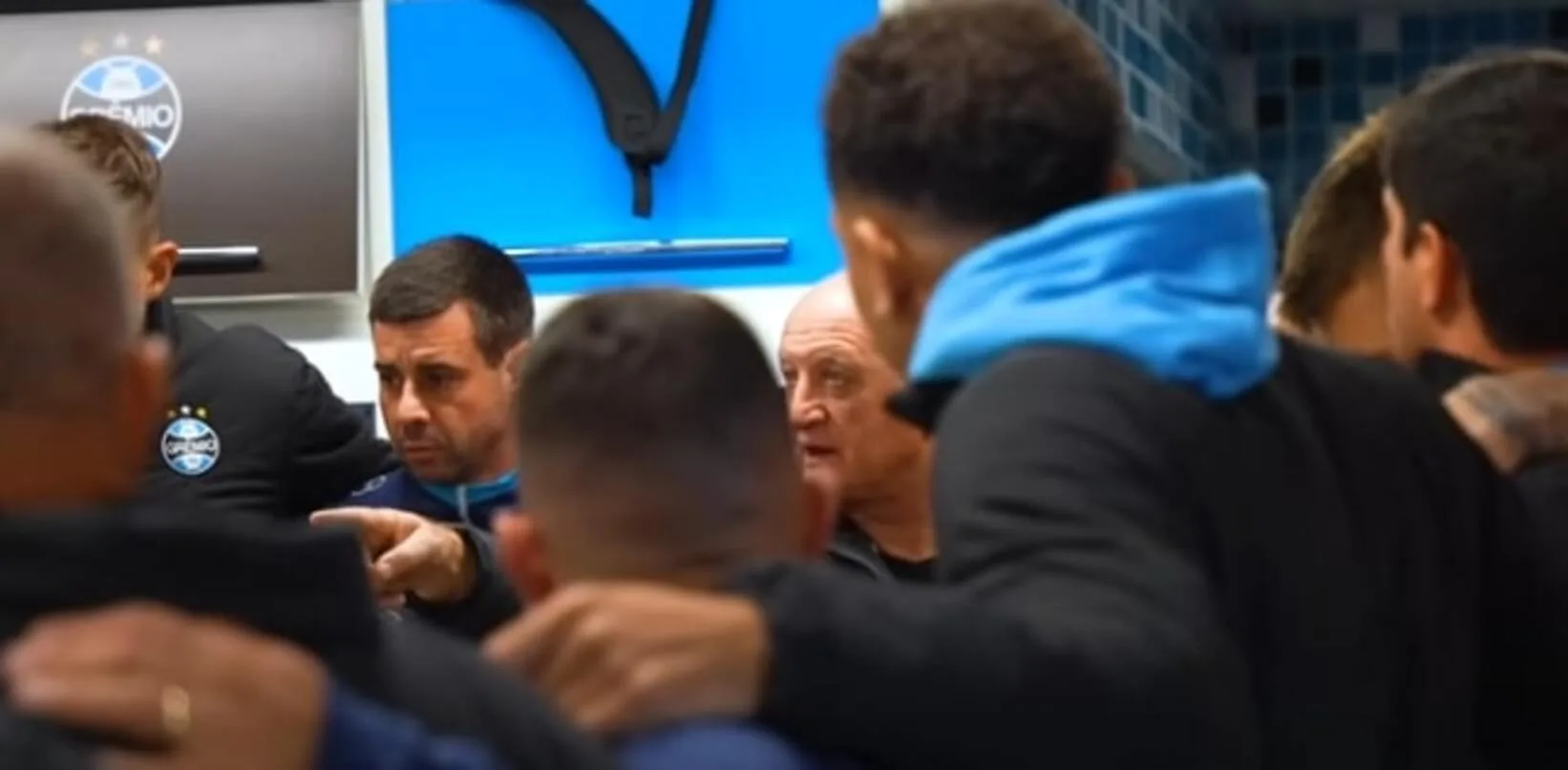 Felipão discursa no vestiário do Grêmio e pede para o elenco valorizar "oportunidades" Felipão pelo Grêmio