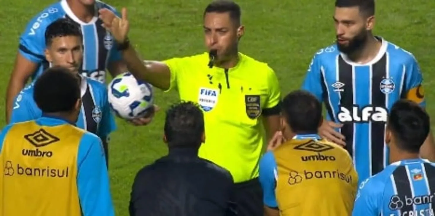 Grêmio entra na zona do rebaixamento e detona arbitragem: "Sempre errando contra nós" Grêmio