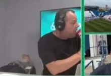 Jornalista se atrapalha em jogo do Inter, quase cai da cadeira e vira meme na web